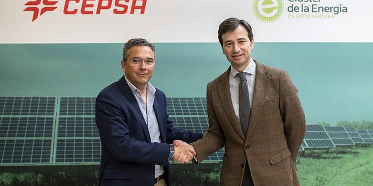 Gerónimo de Angulo, director de Desarrollo de proyectos fotovoltaicos de Cepsa, y Vicente Sánchez, presidente del Clúster de la Energía de Extremadura.