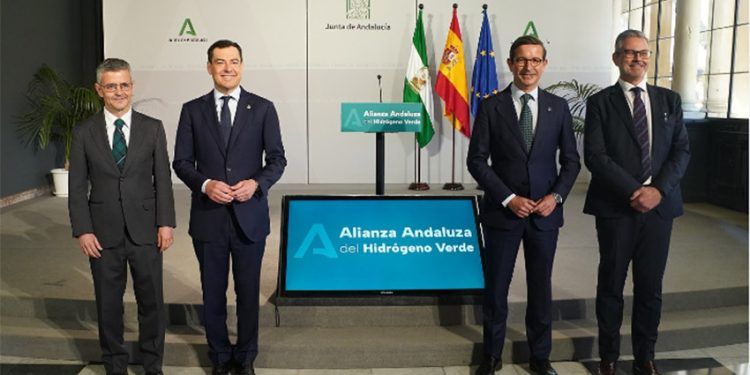 Constitución de la Alianza Andaluza por el Hidrógeno Verde. De izda. a dcha.: Gonzalo Sáenz de Miera, presidente del Grupo Español para el Crecimiento Verde (GECV), Juanma Moreno, presidente de la Junta de Andalucía, Jorge Paradela Gutiérrez, consejero de Política Industrial y Energía, y Francisco Montalbán, presidente de la Asociación Andaluza del Hidrógeno.