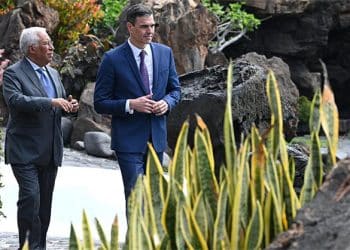 El presidente del Gobierno, Pedro Sánchez, y e l primer ministro de la República Portuguesa, António Costa, en Jameos del Agua, en Lanzarote con motivo de la Cumbre España-Portugal. | Pool Moncloa/Fernando Calvo