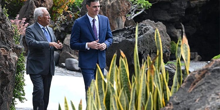 El presidente del Gobierno, Pedro Sánchez, y e l primer ministro de la República Portuguesa, António Costa, en Jameos del Agua, en Lanzarote con motivo de la Cumbre España-Portugal. | Pool Moncloa/Fernando Calvo