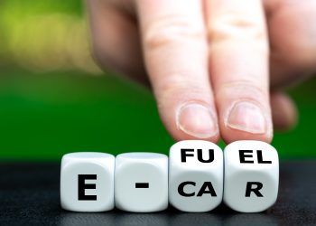 Bruselas da marcha atrás y admite que los vehículos con e-fuel convivan con eléctricos en 2035