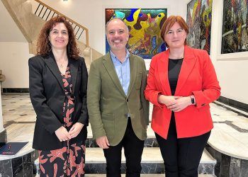 De izq a dcha: Mayka Vila Comesaña, delegada de Imesapi Galicia; David Regades, delegado de Estado en el Consorcio de la Zona Franca de Vigo; y África Castro, directora de Estrategia, Desarrollo de Negocio y Comunicación de H2B2.