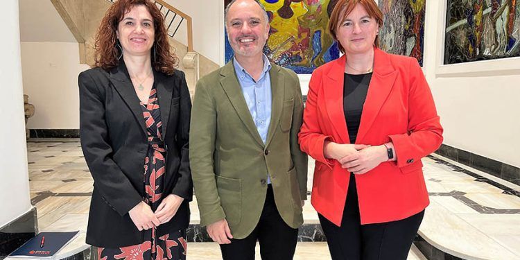 De izq a dcha: Mayka Vila Comesaña, delegada de Imesapi Galicia; David Regades, delegado de Estado en el Consorcio de la Zona Franca de Vigo; y África Castro, directora de Estrategia, Desarrollo de Negocio y Comunicación de H2B2.