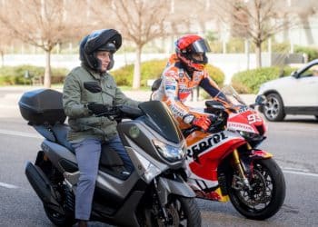 Marc Márquez y el alcalde de Madrid prueban los combustibles renovables de Repsol en la capital