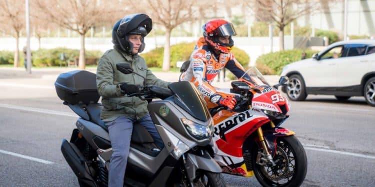 Marc Márquez y el alcalde de Madrid prueban los combustibles renovables de Repsol en la capital