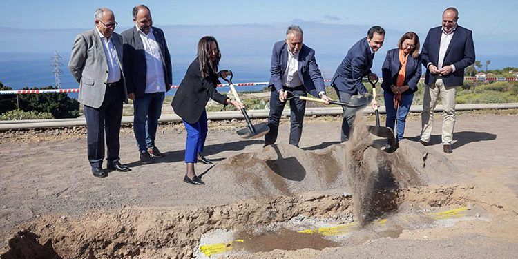 Acto simbólico de inauguración del enlace eléctrico submarino entre Tenerife y La Gomera.