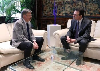 Ximo Puig, presidente de la Comunitat Valencia, y Arturo Gonzalo, consejero delegado de Enagás, el día de la firma del acuerdo.