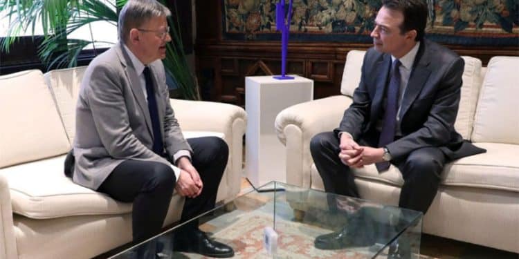 Ximo Puig, presidente de la Comunitat Valencia, y Arturo Gonzalo, consejero delegado de Enagás, el día de la firma del acuerdo.