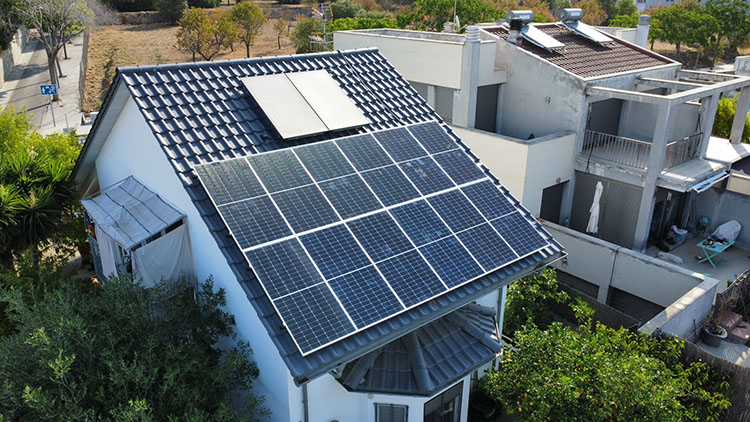 Guía de Sunalizer sobre deducciones fiscales por instalación de placas solares en viviendas.