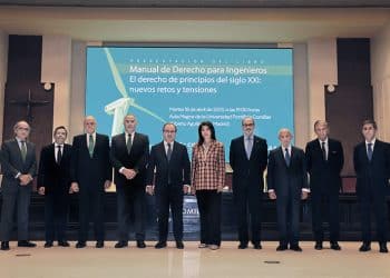 Foto de familia. Acto en el ICAI con la presentación del Manual y el diálogo sobre el mercado eléctrico