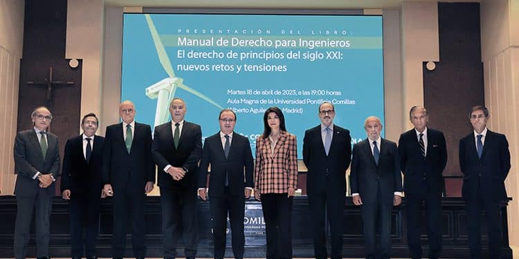 Foto de familia. Acto en el ICAI con la presentación del Manual y el diálogo sobre el mercado eléctrico