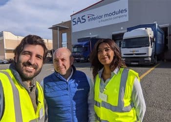 Foto: de izda. a dcha., Tomas Sanz, Engineering Manager Energy Efficiency – Europe de GreenYellow; Miguel Martin, responsable de ingeniería de las dos plantas de Forvia; y Tasnim Ben Baballah, responsable de seguimiento GreenYellow.
