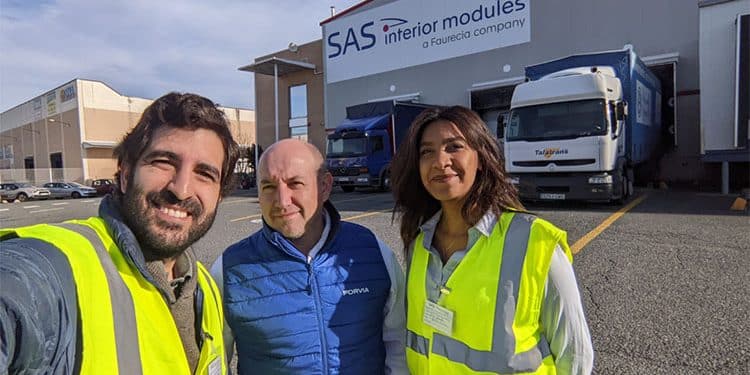 Foto: de izda. a dcha., Tomas Sanz, Engineering Manager Energy Efficiency – Europe de GreenYellow; Miguel Martin, responsable de ingeniería de las dos plantas de Forvia; y Tasnim Ben Baballah, responsable de seguimiento GreenYellow.