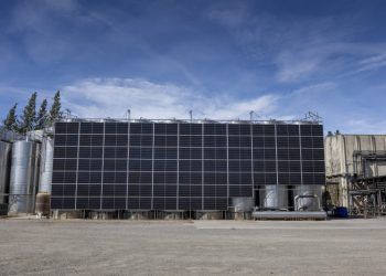 pared vertical de placas solares