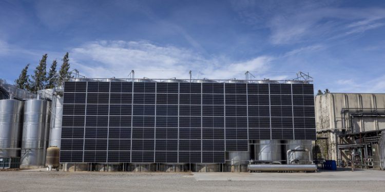 pared vertical de placas solares