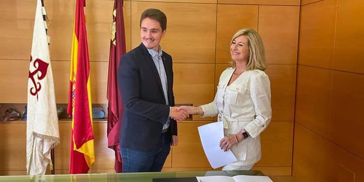 Firma del acuerdo entre el Ayuntamiento de Totana y Soltec.