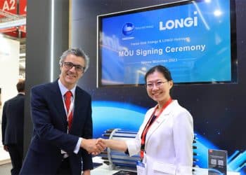 Firma del acuerdo entre LONGi Hydrogen y Vision Grid Energy.