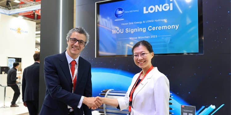Firma del acuerdo entre LONGi Hydrogen y Vision Grid Energy.