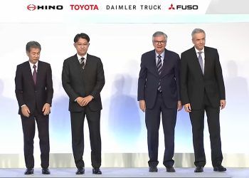 Presidentes y Ceo's de Hino, Toyota, Daimler Truck y Mitsubishi Fuso.
