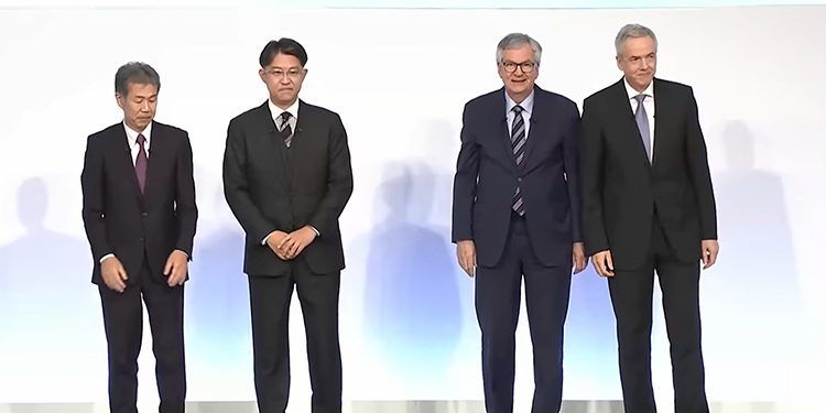 Presidentes y Ceo's de Hino, Toyota, Daimler Truck y Mitsubishi Fuso.