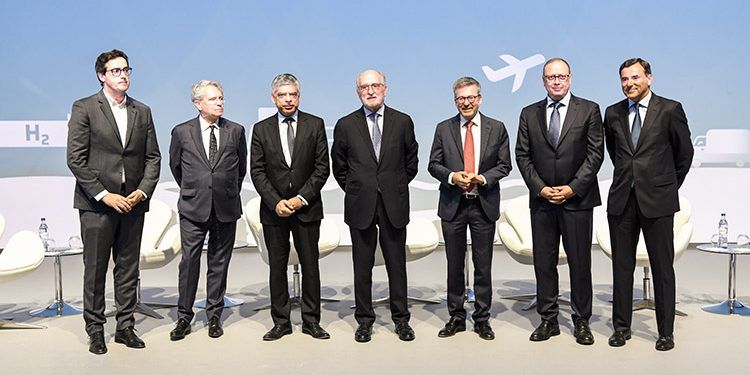 Imagen de las autoridades y representantes institucionales y empresariales asistentes al foro luso-español (Lisboa).