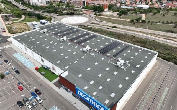 Decathlon instalará 12.542 m² de placas solares fotovoltaicas en su proyecto de autoconsumo en España