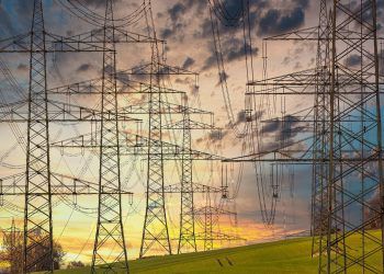 Cuánto ganan las eléctricas y cuánto gastan los españoles en luz