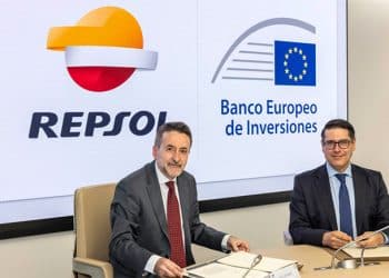 Ricardo Mourinho Félix, vicepresidente del BEI, y Josu Jon Imaz, consejero delegado de Repsol, durante la firma.