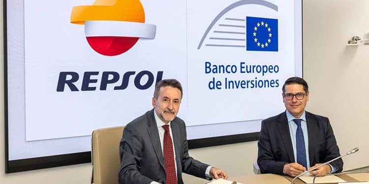 Ricardo Mourinho Félix, vicepresidente del BEI, y Josu Jon Imaz, consejero delegado de Repsol, durante la firma.