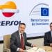 Ricardo Mourinho Félix, vicepresidente del BEI, y Josu Jon Imaz, consejero delegado de Repsol, durante la firma.