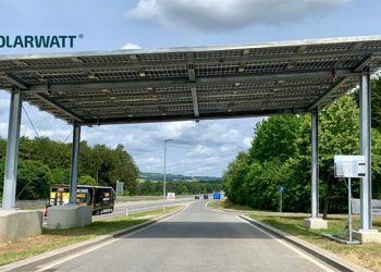 Estación de servicio de la A-81 con el techo solar de Soalrwatt.