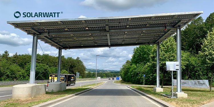 Estación de servicio de la A-81 con el techo solar de Soalrwatt.