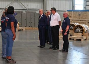 Joe Biden visita la planta de Ingeteam de Milwaukee.