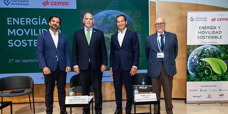 De izda. a dcha.: Manuel García, director general de Políticas Energéticas y Minas del MITECO; Mario Ruiz-Tagle, presidente de Enerclub; Pierre-Yves Sachet, director de Mobility & New Commerce de Cepsa, y Arcadio Gutiérrez, director general de Enerclub.