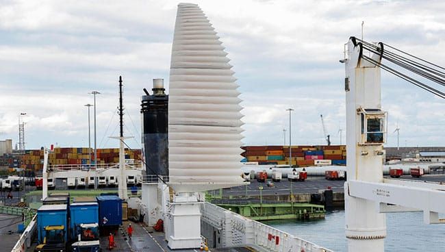 La vela, una vez desplegada, tiene una superficie total de 800 metros cuadrados. Un buque puede llevar hasta 6 velas.