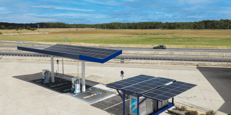 Zunder inaugura las primeras estaciones de recarga de coches eléctricos autosuficientes de España
