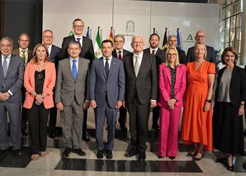 Las delegaciones andaluza y alemana, con Moreno y Kretschmann, en el centro, en la foto conmemorativa del encuentro.