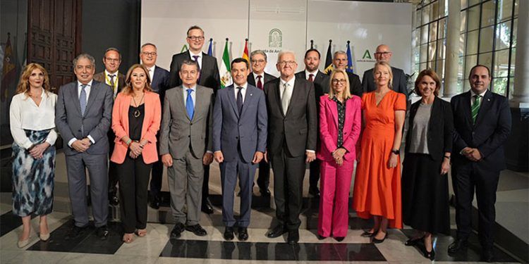 Las delegaciones andaluza y alemana, con Moreno y Kretschmann, en el centro, en la foto conmemorativa del encuentro.