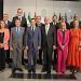 Las delegaciones andaluza y alemana, con Moreno y Kretschmann, en el centro, en la foto conmemorativa del encuentro.