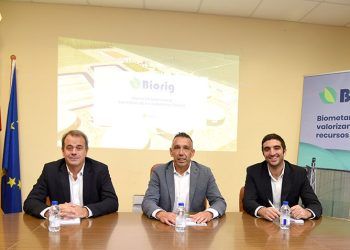 De izquierda a derecha: Manuel Alonso, director de Biorig, José Alberto García Rodríguez, alcalde del municipio de San Millán de los Caballeros y Carlos Aguilar, jefe de Proyecto de Biorig.