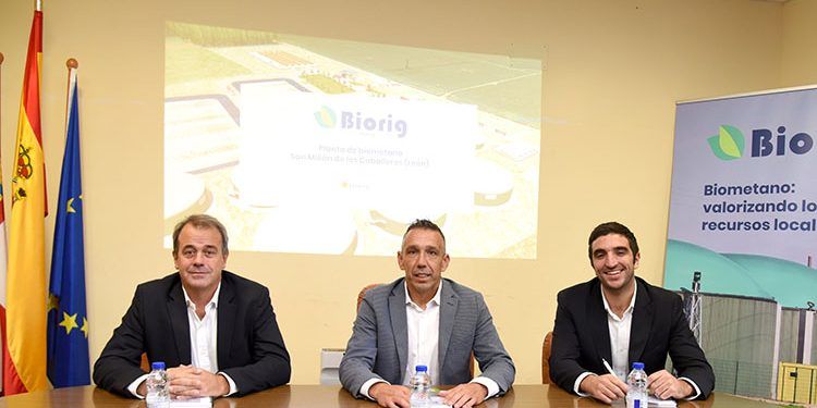 De izquierda a derecha: Manuel Alonso, director de Biorig, José Alberto García Rodríguez, alcalde del municipio de San Millán de los Caballeros y Carlos Aguilar, jefe de Proyecto de Biorig.