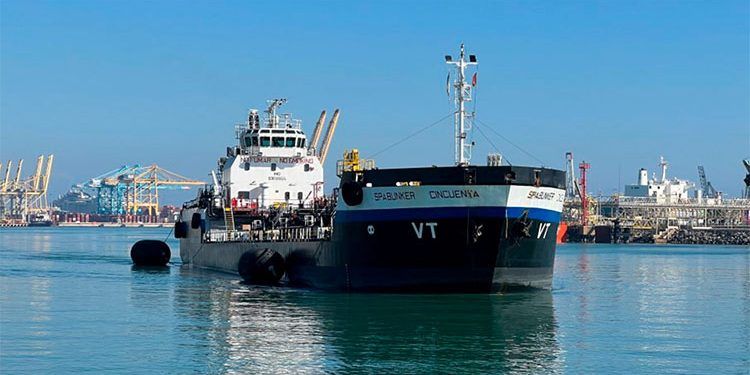 Cepsa suministra biocombustible al Puerto de Barcelona.