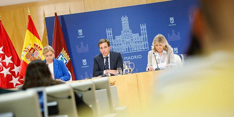 Rueda de prensa. De izda. a dcha: María Inmaculada Sanz Otero, José Luis Martínez-Almeida y Engracia Hidalgo Tena.