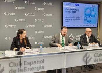 De izqda. a dcha. Ana Padilla, coordinadora de la Secretaría Técnica de Enerclub, José Miguel Bermúdez, analista de tecnologías energéticas, hidrógeno y combustibles alternativos de la AIE y Arcadio Gutiérrez, director general de Enerclub.
