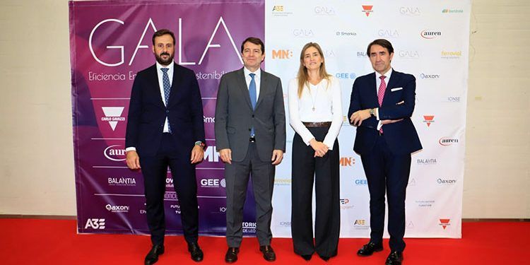Gines Ángel García, presidente de A3E; presidente de la Junta de Castilla y León, Alfonso Fernández Mañueco, la secretaria de estado de Energía en funciones, Sara Aagesen y Juan Carlos Suárez-Quiñones, consejero de Medio Ambiente, Vivienda y Ordenación del Territorio de la Junta de Castilla y León.