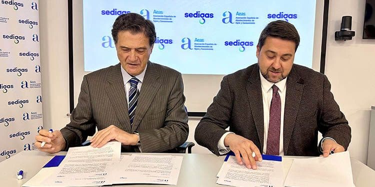Pascual Fernández y Joan Batalla, presidentes de AEAS y Sedigas, han suscrito el acuerdo.