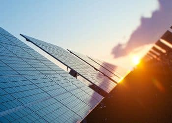 Cepsa y el BEI firman un préstamos para dos proyectos fotovoltaicos en Andalucía.