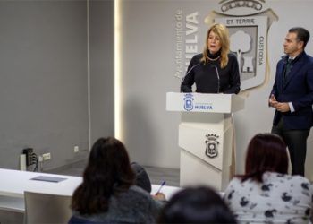La alcaldesa de Huelva, Pilar Miranda, y el primer teniente alcalde, Felipe Arias.