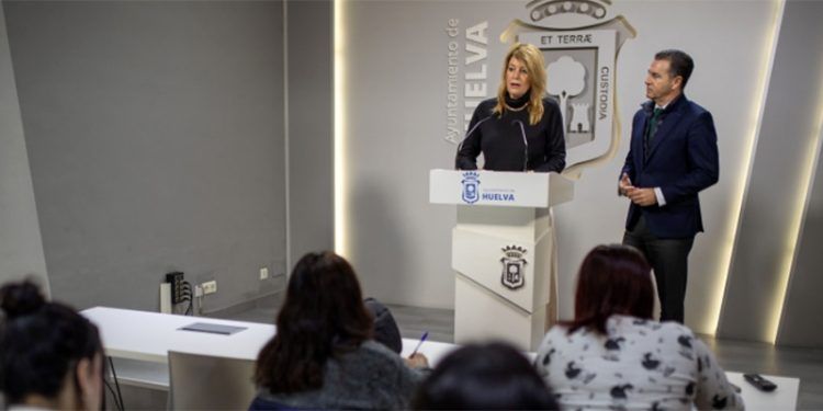 La alcaldesa de Huelva, Pilar Miranda, y el primer teniente alcalde, Felipe Arias.