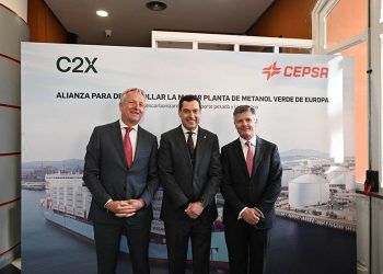 De izda a dcha: Maarten Wetselaar, CEO de Cepsa; Juan Manuel Moreno Bonilla, presidente de la Junta de Andalucía; Brian Davis, CEO de C2X.